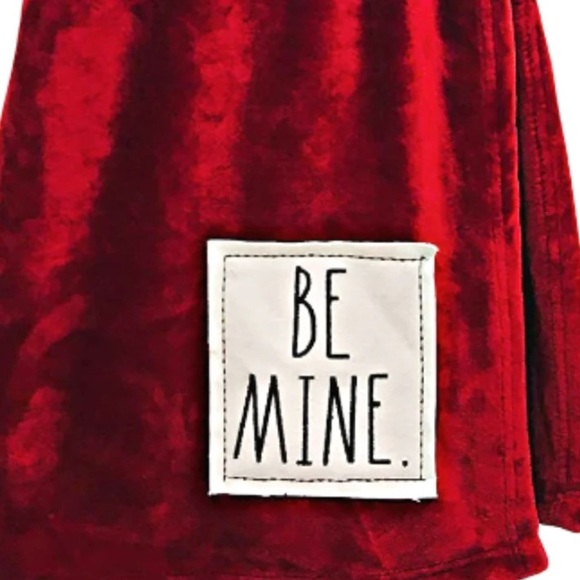 NWT Rae Dunn Red BE MINE/Valentine’s Day Patch Throw Soft Plush Blanket 50x70 - Picture 2 of 2
